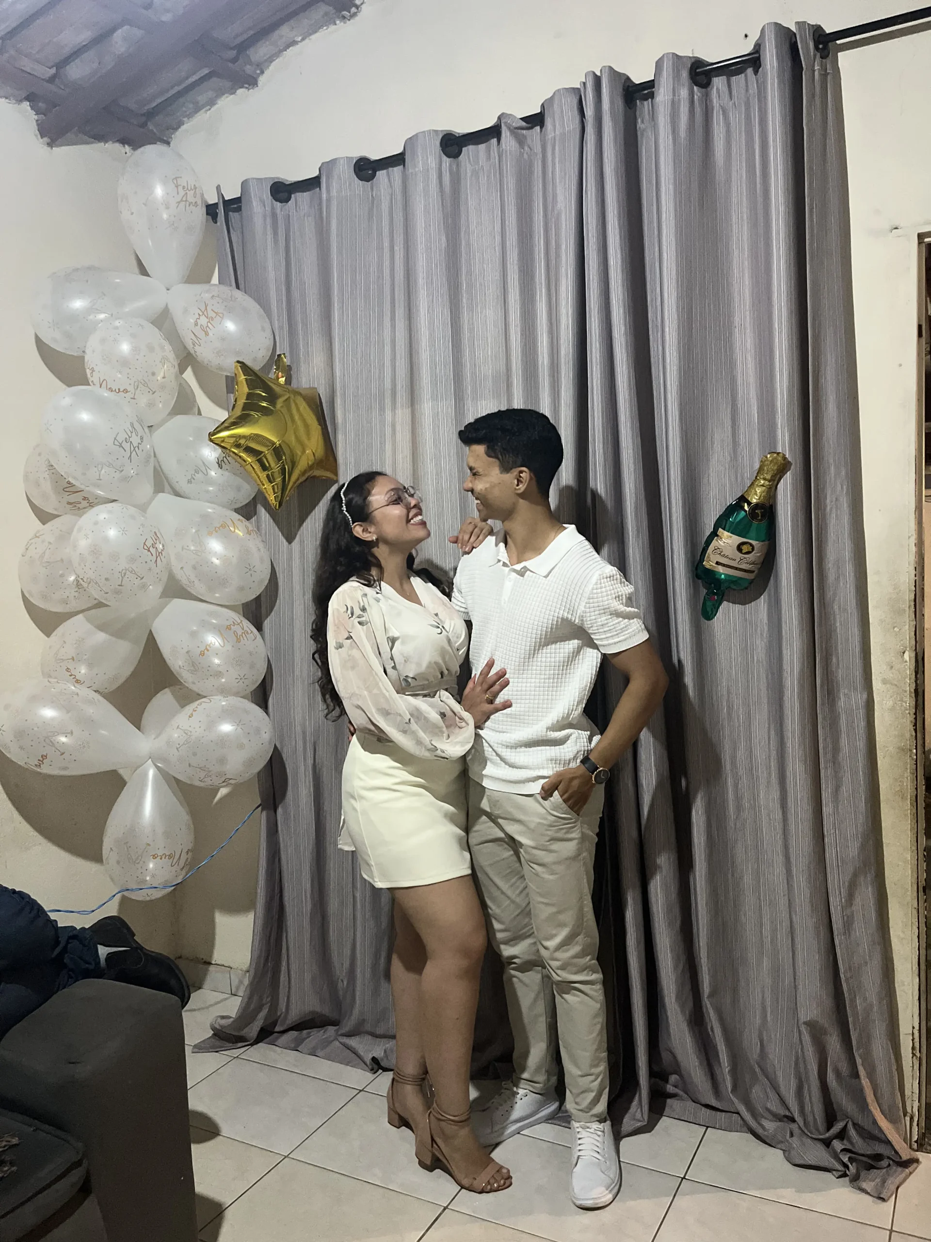 Casal celebrando o noivado